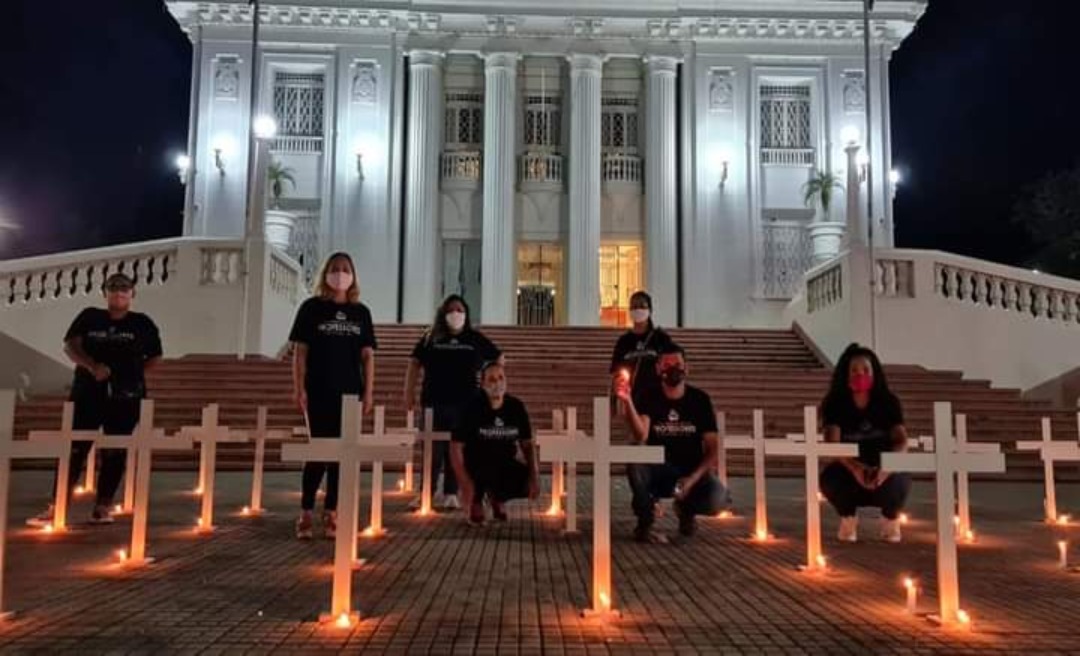 Vigília de grevistas da Educação na frente do Palácio tem protesto e homenagem com cruzes e velas